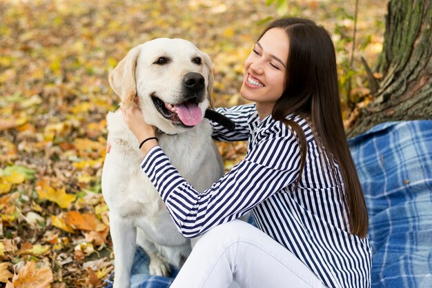 公園で女性と愛らしい犬