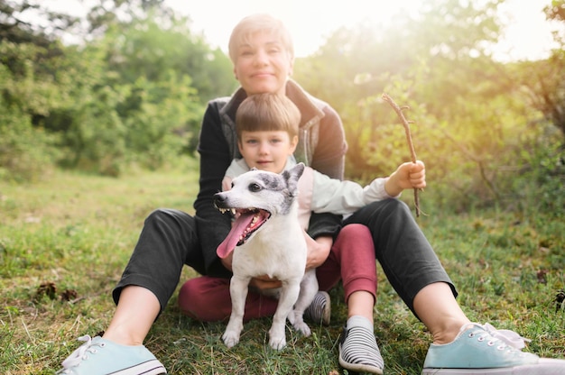 Foto gratuita famiglia adorabile che gode del tempo fuori con il cane