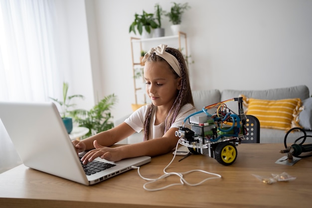 無料写真 ロボット工学に情熱を注いでいる愛らしい女の子