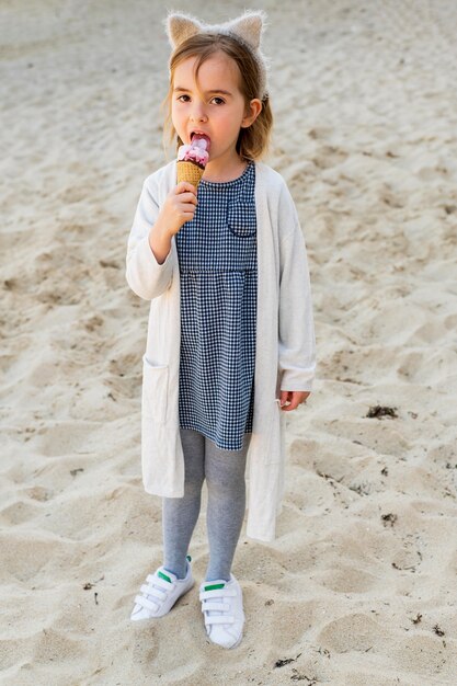 아이스크림을 즐기는 귀여운 소녀