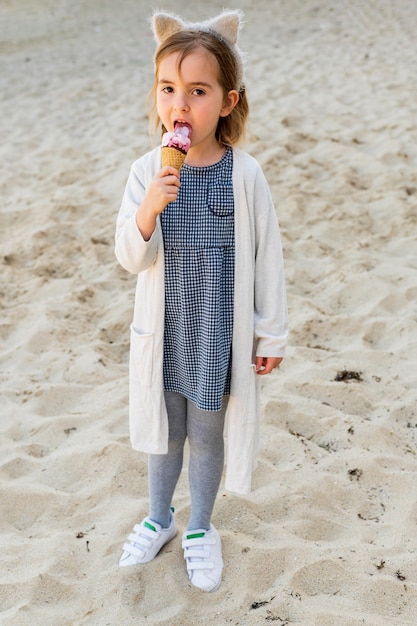 아이스크림을 즐기는 귀여운 소녀