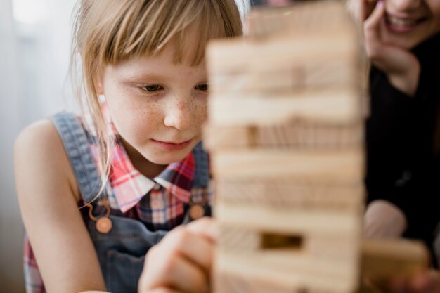 Бесплатное фото Очаровательная девушка играет jenga