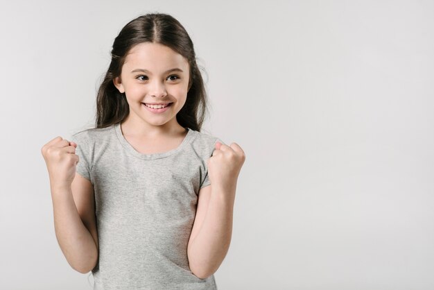 愛らしい女の子はスタジオで勝利を喜ばせる