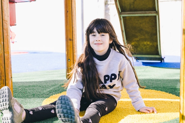Бесплатное фото Очаровательная девушка под детской площадкой