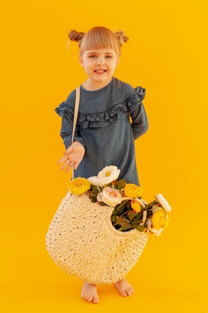 Очаровательная девушка в цветочной корзине