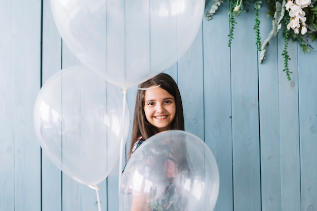 Ragazza adorabile con palloncini