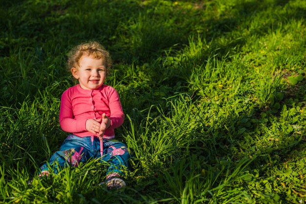 愛らしい子供が公園で笑って