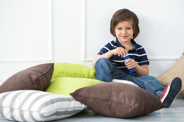 Foto gratuita bambino adorabile che fa le bolle