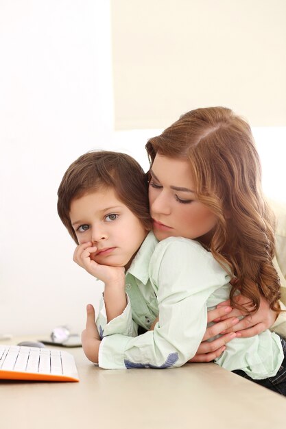 愛らしい子供と母親