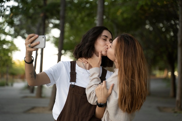 屋外でキスする愛らしいレズビアンのカップル