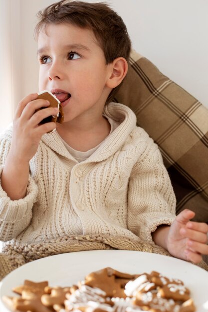 家でクリスマスの夜に愛らしい男の子