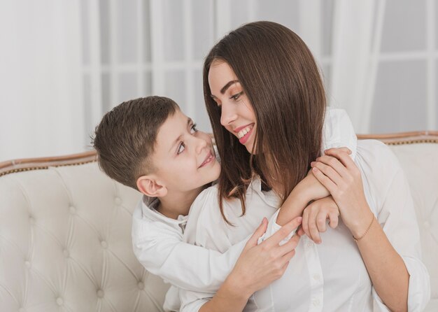 愛らしい小さな男の子と彼の母親