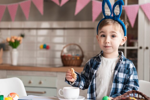 ポーズをとってバニーの耳を持つ愛らしい少年