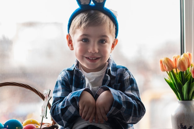 Foto gratuita adorabile bambino con orecchie da coniglio