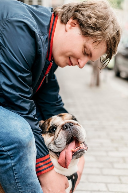 Foto gratuita adorabile cagnolino fuori per una passeggiata