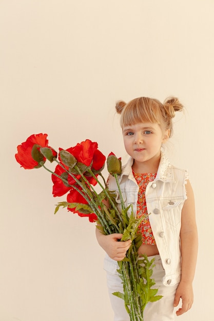 Foto gratuita colpo medio della bambina adorabile