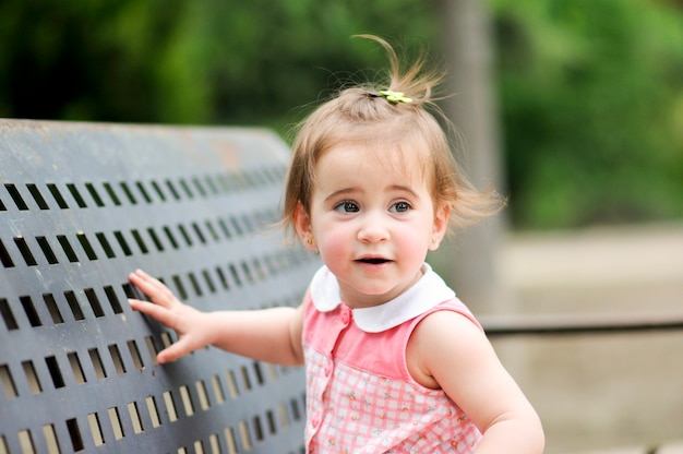 Foto gratuita bambina adorabile che gioca in un parco urbano