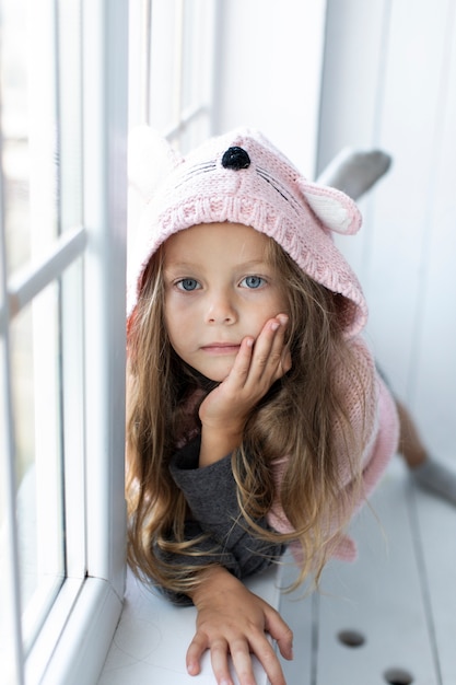 Bambina adorabile che indossa pullover rosa