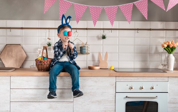 Piccolo gioco adorabile con le uova di pasqua