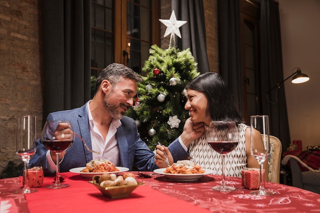 Foto gratuita adorabile uomo e donna innamorata