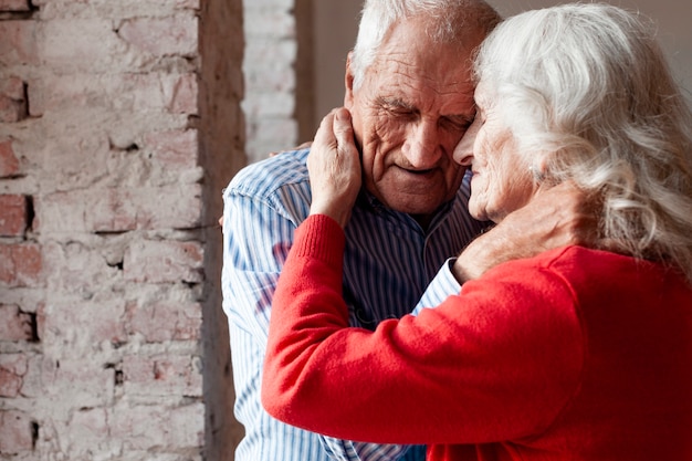 Foto gratuita adorabile coppia adulta in amore