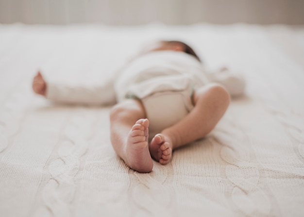 Бесплатное фото Очаровательные новорожденные ножки