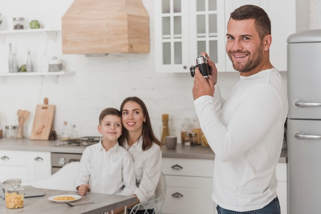 Foto gratuita adorabili genitori con figlio in cucina