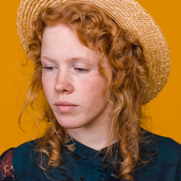 Free photo adorable redheaded woman in studio