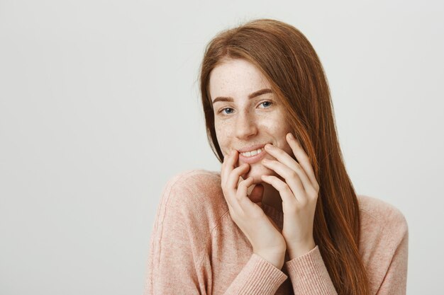 愛らしいロマンチックな赤毛の女の子笑顔、赤面かわいい