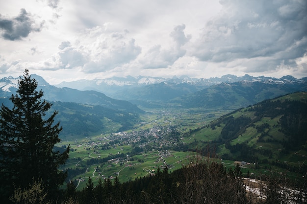 Очаровательная швейцарская деревня сверху вид