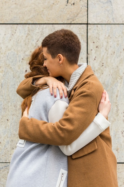 Foto gratuita donne adorabili che celebrano la relazione