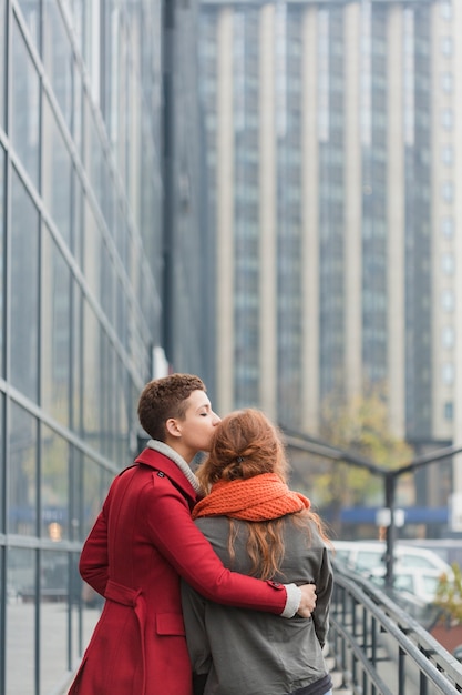 Foto gratuita donne adorabili insieme all'aperto