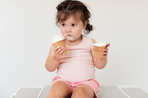 Очаровательная молодая девочка с мороженым
