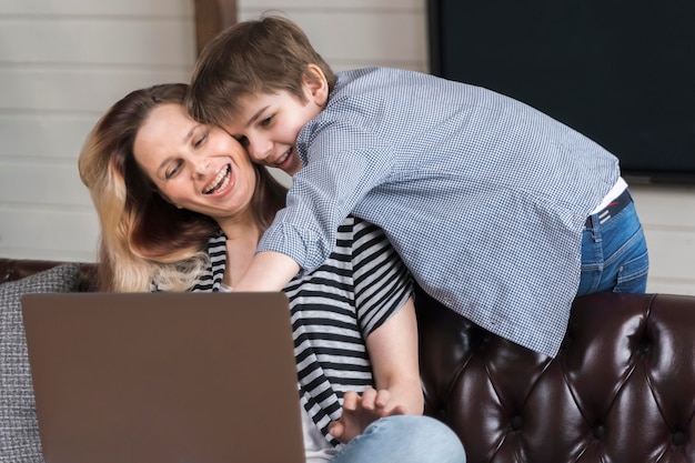 Giovane ragazzo adorabile che gioca con sua madre