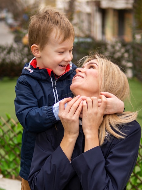 Foto gratuita ragazzo adorabile che gioca con la mamma