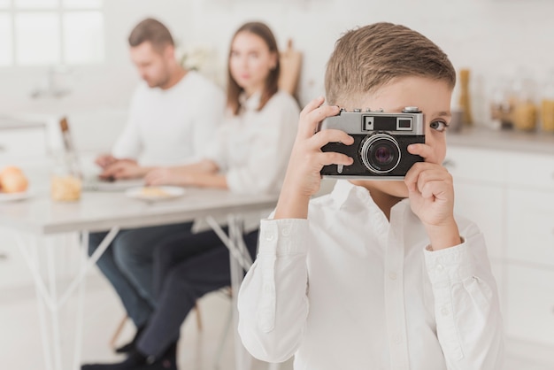 Прелестный мальчик фотографируя детенышей