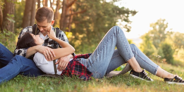 Foto gratuita adorabili giovani coppie che godono del tempo nella natura