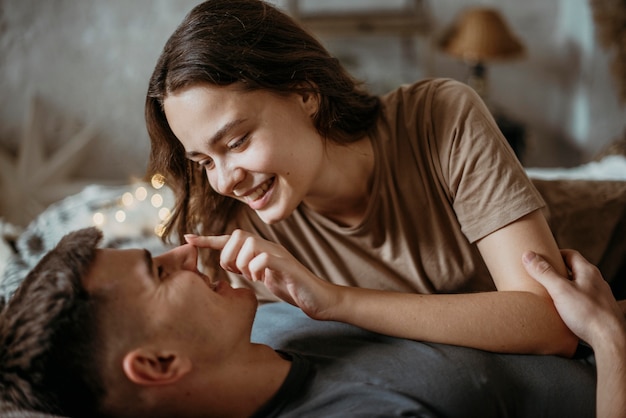 Foto gratuita adorabile giovane coppia innamorata