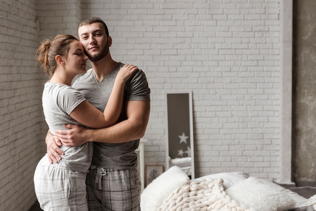 Foto gratuita giovani coppie adorabili insieme nell'amore