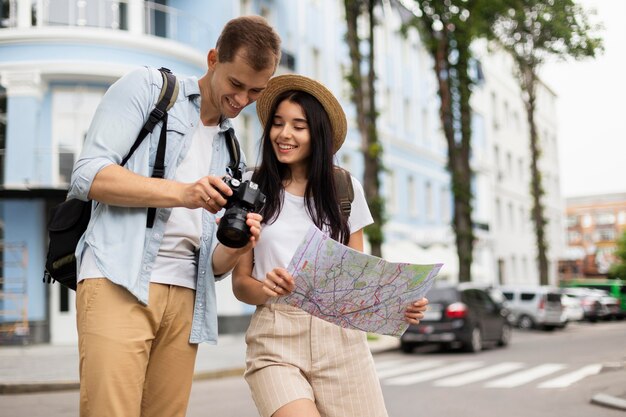 一緒に旅行する愛らしい若いカップル