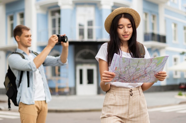 一緒に旅行する愛らしい若いカップル