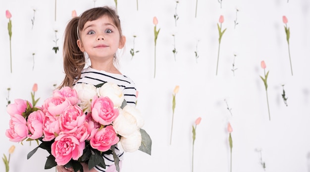 Adorable young girl with rose bouquet