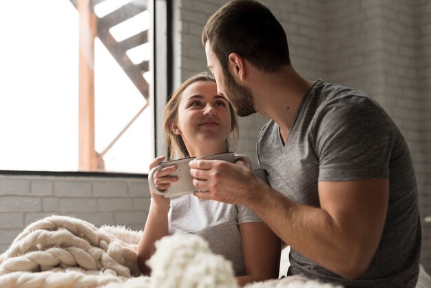 愛らしい若い男とコーヒーを飲んでいる女性