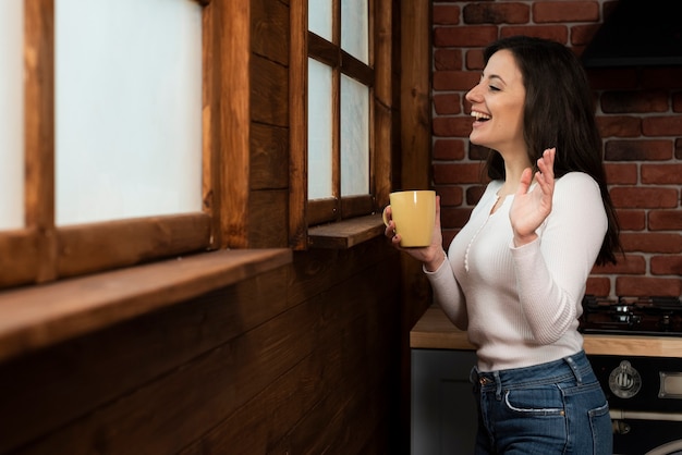 Foto gratuita adorabile giovane donna ridendo