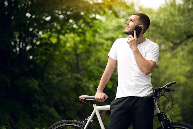 大人のアクティブバイクの背景アスファルト