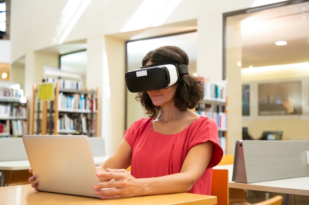 VR 시뮬레이터를 사용하는 성인 여성 학생