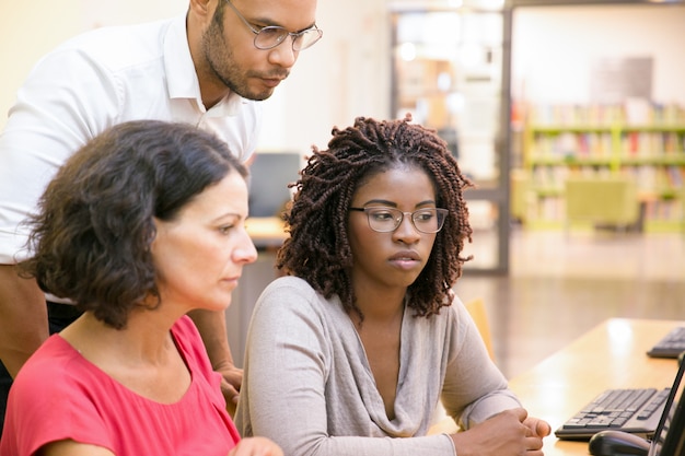 Free photo adult female students consulting instructor