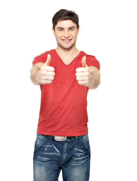 白い背景で隔離のカジュアルで親指を立てるジェスチャーで大人の幸せな男。