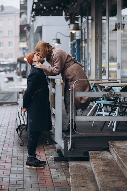 大人の愛情のあるカップルが路上でキス