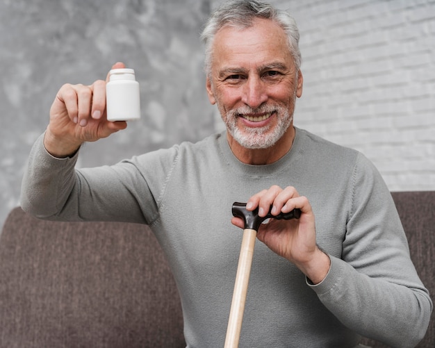 Foto gratuita trattamento medico della holding del maschio adulto